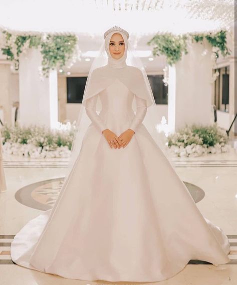 Muslim Wedding Dress Hijab Bride, Islamic Wedding Dress, Wedding Dress Hijab, Mode Batik, Wedding Dresses Muslim, Muslim Wedding Gown, White Wedding Gown, Baju Kahwin, Muslimah Wedding Dress