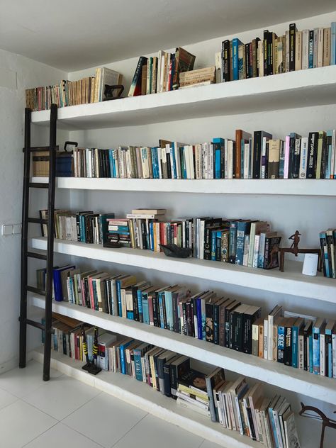 Aesthetic white built in bookshelf White Book Shelves Aesthetic, Clean Bookshelf Aesthetic, Bookshelf Lounge, White Bookshelf Aesthetic, Huge Bookshelf, Home Library Aesthetic, Built In Bookshelf, Bookshelves Aesthetic, Full Bookshelf