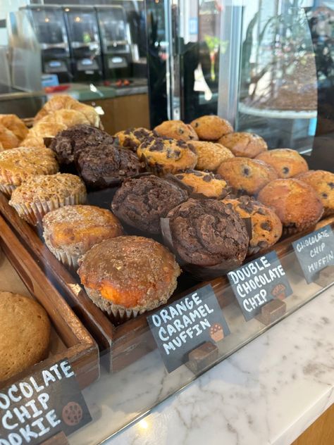 Muffin Display Brunch, Bakery Muffins Aesthetic, Muffin Presentation Ideas, Fall Farmers Market Display, Cafe Display Case, Farmers Market Display Ideas Baked Goods, Muffin Display Ideas, Baking Booth Display, Bakery Pop Up Shop Display Ideas