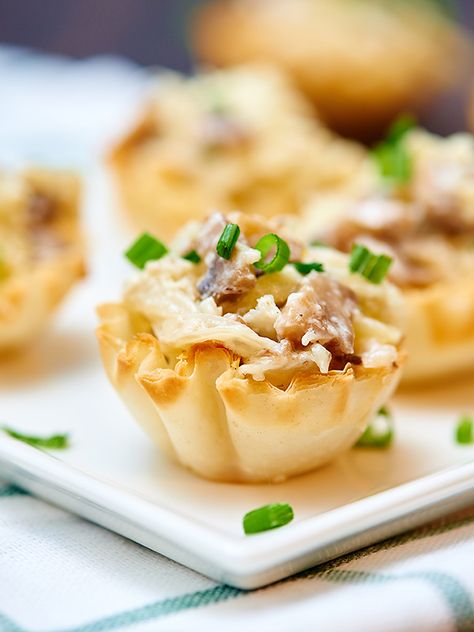 "a sophisticated appetizer for any occasion" Mini Caramelized Onion, Mushroom and Apple Tarts {Via @showmetheyummy} Caramelised Onion Tart, Apple Tarts, Spicy Crab, Mini Tarts, Mini Pastries, Onion Tart, Apple Recipe, Elegant Appetizers, Bite Size Appetizers