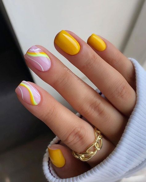 Tendance manucure 2022 : 60 superbes idées pour vos ongles 14 Yellow Nails Design, Nagel Tips, Short Square Nails, Cute Gel Nails, Short Acrylic Nails Designs, Short Nail Designs, Nails 2024, Dipped Nails, Yellow Nails