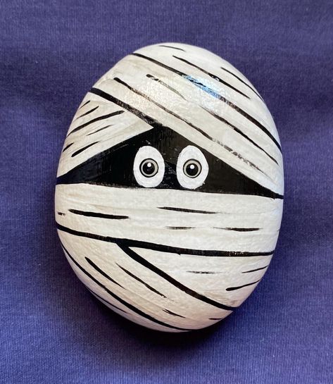 A mummy head hand painted onto a rock. Bring a bit of the holiday to your garden or workspace with this unique Halloween rock! Makes a great gift too! Painted with acrylics and sealed with a gloss varnish that allows the rock to be kept indoors or outdoors. Approximately 2.25" x 3" x 1" Painted Rocks Christmas, Halloween Painted Rocks, Fall Rock, Diy Rock Art, Painted Rock Animals, Halloween Rocks, Painted Rocks Kids, Painted Rocks Craft, Garden Porch