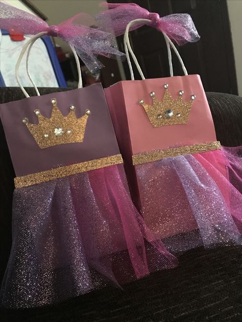 Princess Party Bag Princess Party Goody Bag Ideas, Sleeping Beauty Birthday Party, Princess Party Bags, Princess Favors, Paper Party Bags, Princess Party Favors, Decorated Gift Bags, Princess Theme Party, Princess Diy