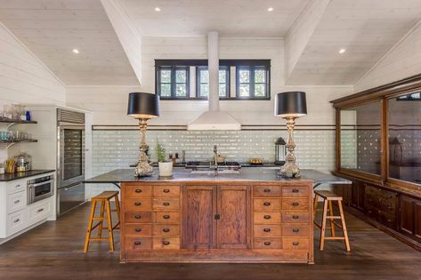 17 creative kitchen islands we can't get enough of Gourmet Kitchen Design, Replacing Kitchen Countertops, Saltbox Houses, Kitchen Technology, Unique Kitchen, Large Kitchen, Kitchen Style, Kitchen Styling, Kitchen Flooring