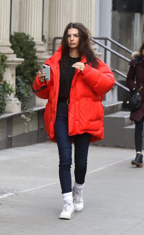 7 Puffer Jacket Outfits That Prove a Coat Can Be the Highlight of Your Look Red Puffer Jacket Outfit, Red Jacket Outfit, Puffer Jacket Outfits, Best Puffer Jacket, Puffer Outfit, Emily Ratajkowski Style, 23 January, Puffer Jacket Outfit, Oversized Puffer Jacket