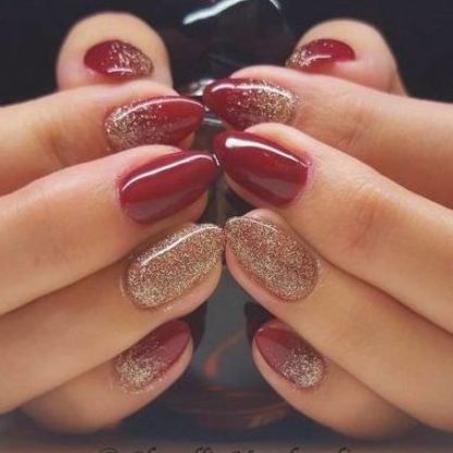 Nails Red And Gold Glitter, Gel Red Nails, Christmas Nails Red And Gold, Glitter Gold Nails, Manicure Red Nails, Christmas Nails Red, Christmas Nails Glitter, Dark Gel Nails, Gold Gel Nails