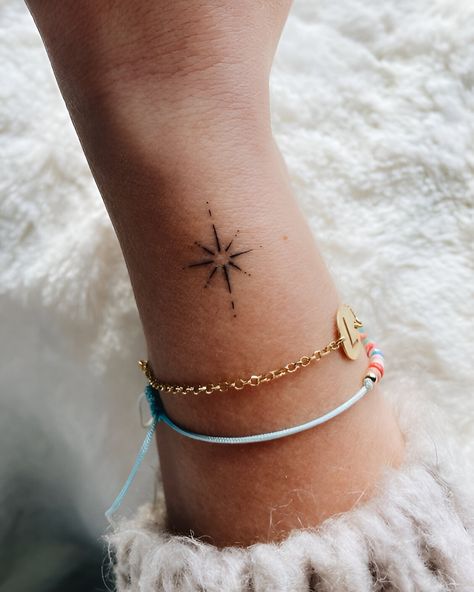 25 Stunning Mini Star Tattoo Ideas To Make You Shine Small Star Tattoo, Tattoo Ideas For Men Hand, Small Minimalist Tattoo, Arm Tattoo For Women, Classy Tattoo, North Star Tattoos, Tattoo Klein, Tattoo Spine, Small Star Tattoos