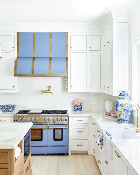 White Cabinets, Chinoiserie Kitchen, French Inspired Kitchen, Interior Dapur, Kitchen Appliance, Counter Tops, Mountain House, Cheap Home Decor, White Kitchen