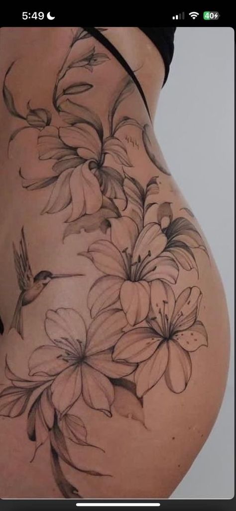 Hip Bone Tattoos Women, Side Thigh Tattoos Women, Floral Hip Tattoo, Thigh Piece Tattoos, Flower Hip Tattoos, Side Hip Tattoos, Hip Tattoo Designs, Amazing 3d Tattoos, Side Thigh Tattoos