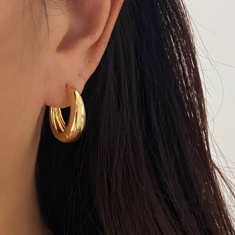 Teardrop Thick Gold Hoops – ANETT Simple Earrings For Wedding, Gold Teardrop Hoop Earrings, Gold Earrings Layered, Thick Gold Hoops Aesthetic, Chunky Hoop Earrings Aesthetic, Medium Hoops Earrings, Cute Earrings Hoops Gold, Small Jumki Gold, Good Hoops Earrings