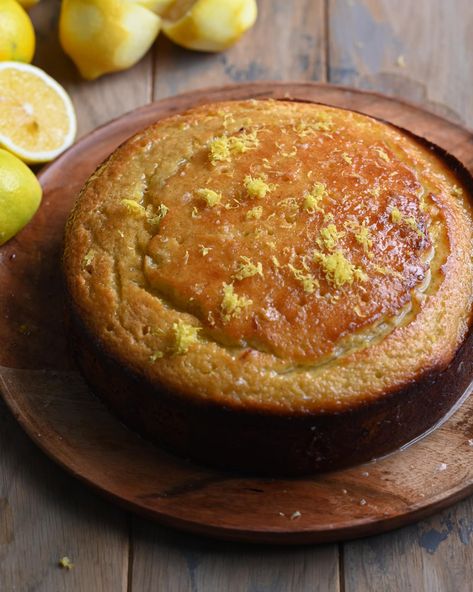 Super soft lemon cake flavored with lemon zest and juice and a lemon soak poured after baking, made with olive oil to keep it moist for days. Easy Butter Cake, Lemon Vinegar, Lemon Olive Oil Cake, Dessert Breads, Citrus Desserts, Flavored Olive Oil, Cocoa Recipes, Easy Butter, Bake Goods