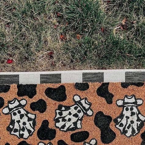 Freya Made Decor | Brittony Peterson on Instagram: "BOO HAW 👻🤠  The cutest cow-ghouls you ever did see. 🐮   Available to order on my website in my Halloween Doormats” collection! 🎃  #doormat #doormats #smallbusiness #cow #cowprint #cowghouls #ghost #ghoul #western #diy #handmade #painted #halloween #halloweendecor #spookyseason #halloweendoormat #cowprintdoormat #cows #art #utah #cricut #cricutmade #homedecor #diycrafts" Cow Halloween Decor, Western Halloween Decor, Western Diy, Ghost Ghoul, Door Mat Diy, Halloween Diy Outdoor, Fall Doormat, Ghost Diy, Western Halloween