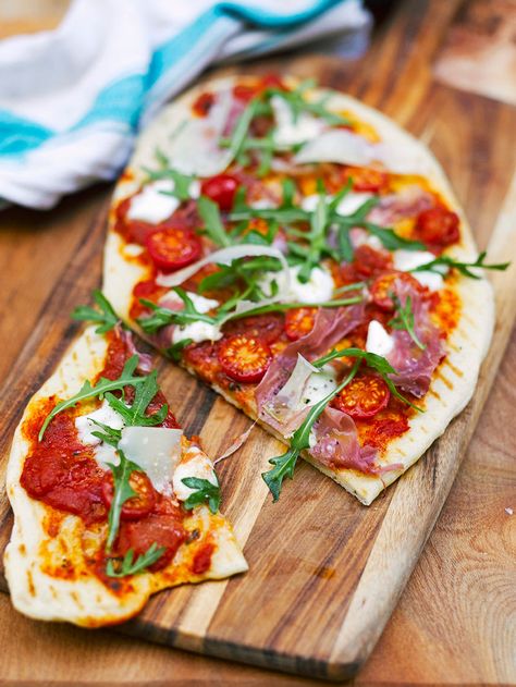 Quick pizza recipe | Jamie Oliver Italian recipes Jamie Oliver Italian Recipes, Jamie Oliver Pizza, Quick Pizza Recipes, Quick Pizza Dough, Quick Pizza, Diner Recept, Pizza Recipes Easy, Jamie Oliver Recipes, Grilled Pizza