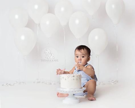 White 1st Birthday Photoshoot, Birthday Photoshoot Ideas With Balloons, All White Cake Smash Photoshoot, Simple Studio Cake Smash, White Balloon Cake Smash, Minimal Cake Smash Photoshoot, Baby First Cake, Boys First Birthday Cake, Boys 1st Birthday Cake