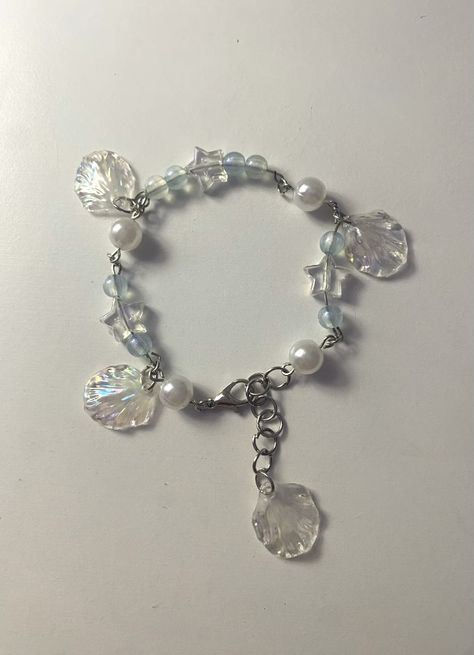 white pearl and blue translucent bead bracelet with transparent stars and dangling seashell charms Ocean Charm Bracelet, Ocean Jewelry Aesthetic, Siren Bracelet, Ocean Theme Jewelry, Diy Jellyfish, Ocean Bracelet, Mermaid Core, Bracelets Ideas, Mermaid Bracelet