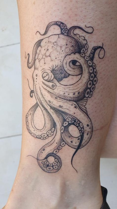 A reminder that I am adaptable, flexible and can move with the tide. Octopus Thigh Tattoos, Tattoo Octopus, Octopus Tattoo Sleeve, Kraken Tattoo, Squid Tattoo, Phönix Tattoo, Octopus Tattoo Design, Octopus Tattoos, Papa Roach