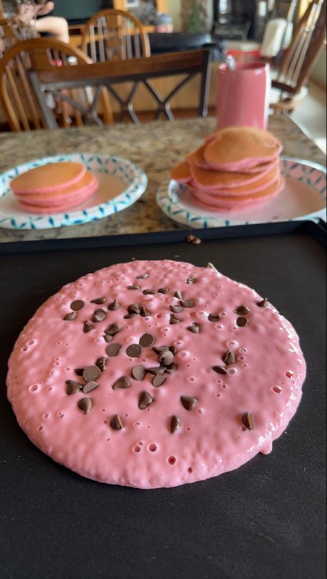 Pink Bday Party Ideas Food, Barbie Themed Food Dinner, Barbie Lunch Ideas, Barbie Snack Ideas, Barbie Movie Night Ideas, Pink Themed Sleepover, Barbie Movie Night Snacks, Barbie Themed Sleepover, Birthday Lunch Ideas For Kids