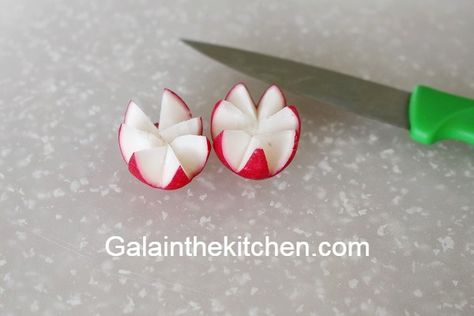 5 Easy And Fun Radish Garnish Ideas For Vegetable Platters - Gala in the kitchen Radish Charcuterie, Radish Roses Easy, Radish Flowers How To Make, Radish Roses How To Make, Vegetable Garnish Ideas, Radish Decoration, Garnishes For Food, Radish Garnish, Radish Design