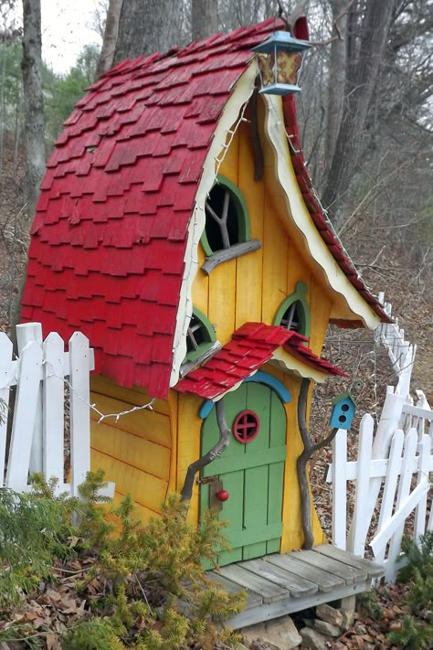 Crooked House, Fairy Tree Houses, Fairy House Crafts, Bird Houses Ideas Diy, Clay Fairy House, Fairy House Diy, Unique Bird Houses, Vintage Nostalgia, Fairy Garden Designs