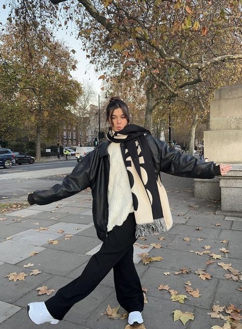 Paris Fits Aesthetic Winter, Winter In Uk Outfits, Winter Outfit Tennis Shoes, Winter Outfits 0 Degree, Paris Winter Outfits Cold Weather, Winter In Berlin Outfit, Cold Weather Shopping Outfit, Connecticut Winter Outfits, New York Trench Coat Street Styles