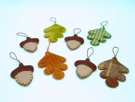 Autumn Felt Ornaments. I like the patterns used for the leaves Autumn Ornaments, Felt Acorn, Thanksgiving Ornaments, Acorn Design, Acorn Decorations, Fall Ornaments, Felted Acorns, Acorn Ornaments, Baby Mobil