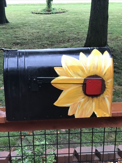 Hand painted #sunflower #mailbox by Bree Taylor Savat Mailbox Painting Ideas, Entryway Landscaping Ideas, Mailbox Curb Appeal, Mailbox Landscaping Ideas, Mailbox Painting, Mailboxes Ideas, Mailbox Landscape, Mailbox Flower Bed Ideas, Mailbox Designs