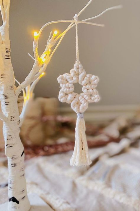 Macrame Star Ornament, Easy Macrame Patterns, Tree Ornaments Diy Christmas, Christmas Ornaments Easy, Tree Ornaments Diy, Macrame Star, Ornaments Diy Christmas, Tutorial Macramé, Easy Macrame