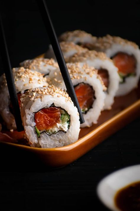 Philadelphia roll ⋆ Make my SushiMake my Sushi Essen, Perfect Sushi Rice Recipe, Inside Out Sushi, Philadelphia Roll, Sushi Taco, Japanese Food Photography, Sushi Chopsticks, Raw Sushi, Sushi Rice Recipes