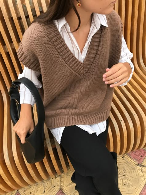 Outfit Ideas Sweater, Vest Outfit Ideas, Sweater Vest Knit, Knit Vest Outfit, Outfit Beige, Pijamas Women, Vest Knit, Outfit Street Style, Knit Vest Pattern