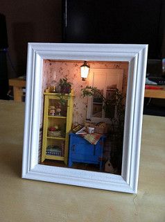 house | by daynema Picture Frame Diorama, 3d Picture Frame Ideas, Mini Frames Ideas, Christmas Dollhouse Diy, Mini House Craft, Framed Diorama, Diy Mini House, 3d Picture Frame, Mini Room