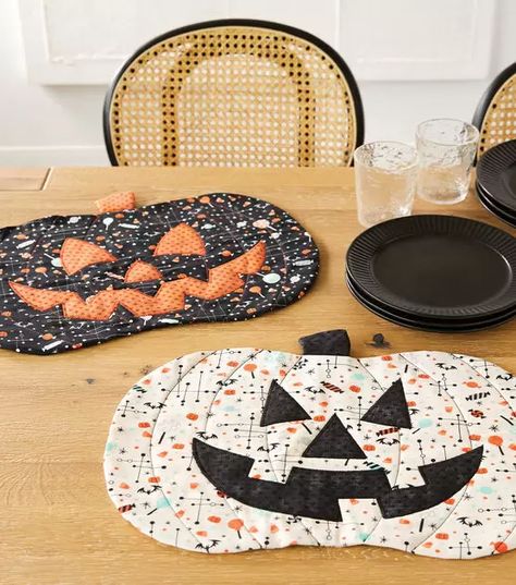 Sewing Placemats, Pumpkin Placemats, Halloween Sewing Projects, Fall Sewing Projects, Halloween Placemats, Diy Placemats, Dulces Halloween, Halloween Sewing, Halloween Table Runners