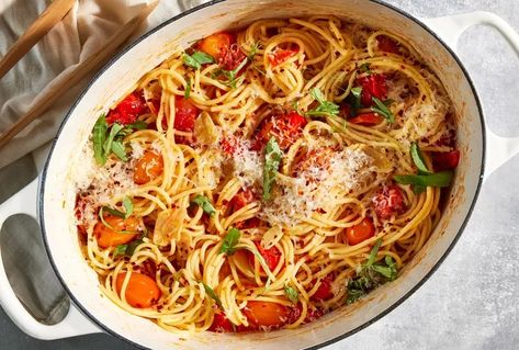 Spaghetti with Cherry Tomatoes Melted in Garlic Butter Spaghetti With Cherry Tomatoes, Tomato Pasta Recipe, Cherry Tomato Recipes, Pasta Puttanesca, Vegetarian Main Course, Cherry Tomato Pasta, Cherry Recipes, Tomato Pasta, Cherry Tomato