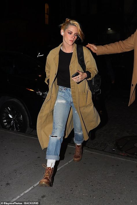 Coat With Jeans, Kirsten Stewart Style, After Engagement, Andro Fashion, Nyc Outfits, Suede Trench Coat, Kristen Stewart Style, City Outfits, Gender Envy