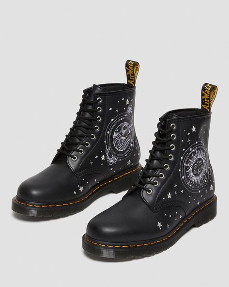 Dr Martens Boots Women, Punk Tactics, Cmbyn Aesthetic, Doc Martens 1460, Doc Martens Black, Black Dr Martens, Alt Outfits, Embroidered Boots, Casual Styles