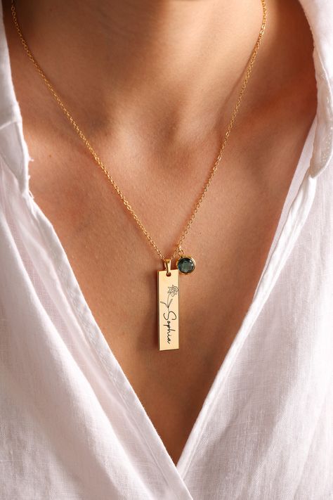 Personalized Necklace Ideas, Birth Flower With Name, Necklace Name Design, Future Jewelry, Baby Diy Projects, Necklace Name, Necklace Birthstone, Photo Necklace, Gold Fashion Necklace