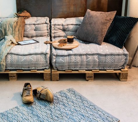 Trend: stylish loungebank van pallets - Alles om van je huis je Thuis te maken | HomeDeco.nl Pallet Bank, Pallet Wall Shelves, Pallet Dining Table, Pallet Lounge, Diy Pallet Sofa, Diy Outdoor Table, Global Decor, Student Room, Pallet Couch