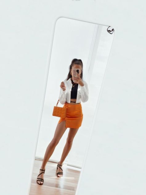 Falda naranja look outfit ropa top conjunto sandalias Orange Skirt White Top Outfit, Orange Skirt Outfit Ideas, Orange Mini Skirt Outfit, Orange Skirt Outfit, Yellow Skirt Outfits, White Skirt Outfits, Lunch Outfit, Chicago Outfit, Skirt Crop