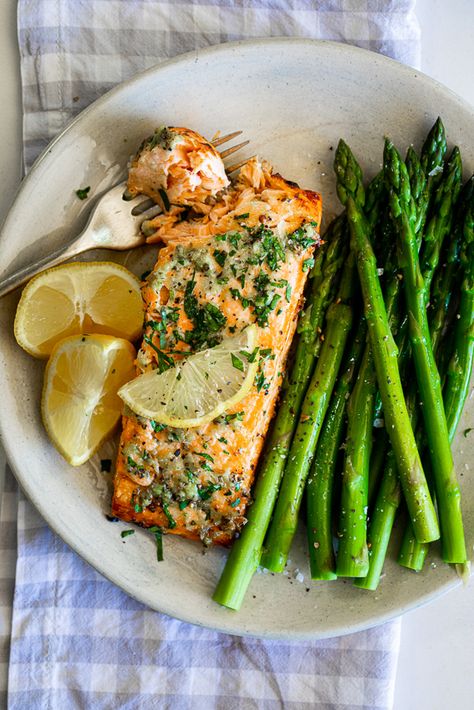 Salmon Air Fryer Recipes Garlic Butter, Air Fryer Salmon And Asparagus Recipes, Lemon Garlic Salmon Air Fryer, Lemon Pepper Salmon Air Fryer, Cook Fish In Air Fryer, Air Fryer Salmon Lemon, Air Dry Salmon, Salmon Airfryer Recipe, Salmon Recipe Air Fryer