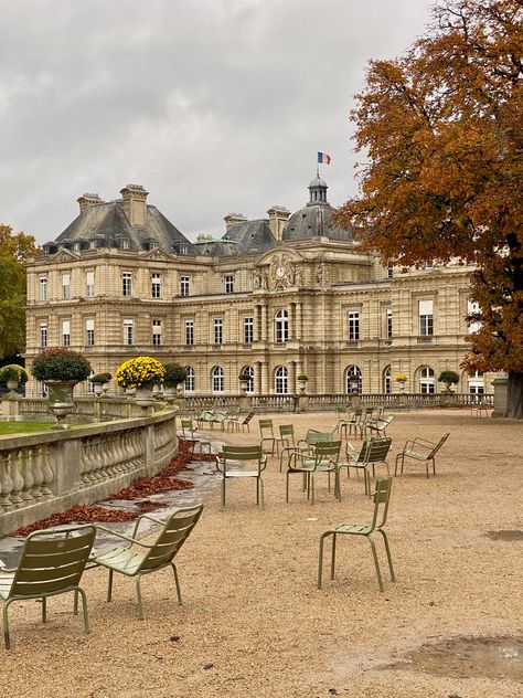 Taking a fall walk through the Jardin du Luxembourg plus sharing where to eat and drink near the park! #JardinDuLuxembourg #JardinDuLuxembourgFall #FallLuxembourgGardens #JardinDuLuxembourgRestaurant #ParisVirtualWalk #ParisVirtualTour Parks In Paris, Jardin Luxembourg Paris, Paris Park, Fall In Paris, Paris Shooting, Fall Walk, Paris Garden, Paris In Autumn, Parisian Architecture