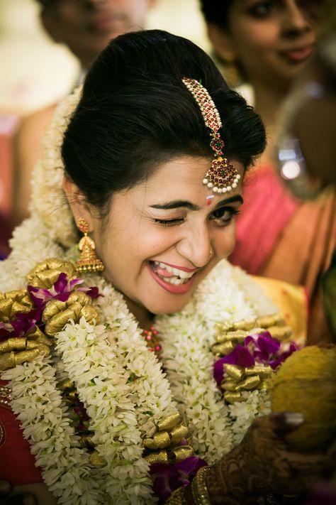 Shopzters | A Photographer's Delight - DD & Srikanth Wedding by Shutter Worthy Photography! Kerala Wedding Photography, Indian Wedding Photography Couples, Marriage Photos, Bridal Poses, Indian Bride Hairstyle, Wedding Couple Poses Photography, Indian Bridal Dress, Candid Wedding Photography, Couple Photoshoot Poses