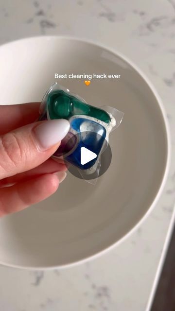 Cleaning The Shower Hacks, How To Clean Your Sofa, Deep Cleaning Hacks Tips And Tricks, Diy Descaler Solution, Tide Pod Cleaning Hacks, How To Clean My Couch, Clean Sofa With Pot Lid, Cleaning Sofa Hacks, How To Steam Clean Couch