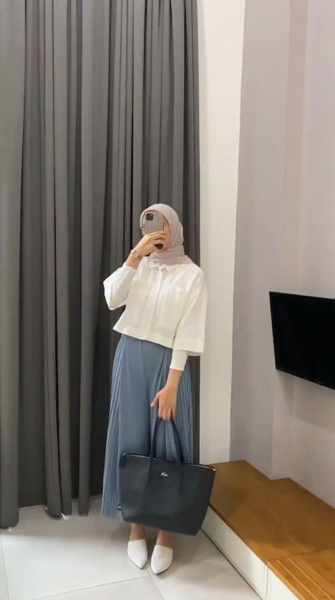 Office Look Hijab Casual, Hatyai Outfit, White Blouse Outfit Hijab, Hijab Chic Classy, Style Kampus, Ootd Kampus Hijab, Outfit Kuliah Hijab, Outfit Ngampus, Muslimah Fashion Casual