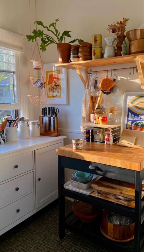 Cozy Kitchen Organization, Cute Kitchen Set Up, Kitchen Creative Ideas, Second Hand Kitchen, Cozy Colorful Kitchen, Nyc Kitchen Apartment Small, Eclectic Kitchen Small, Uni Kitchen Decor, Vintage Kitchen Apartment