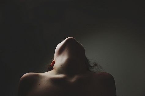 Unbelievable Self Portraits by an 18-Year-Old | Beth Parnaby - 121Clicks.com Self Portrait Photography, Photographie Art Corps, Foto Portrait, Body Photography, Photographie Inspo, Foto Tips, Trik Fotografi, Foto Pose, Foto Inspiration