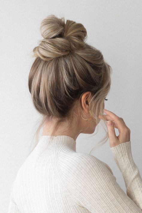 60 SECOND MESSY BUN TUTORIAL ❤️ - Alex Gaboury High Bun Tutorials, Alex Gaboury, High Bun Hair, Easy Trendy Hairstyles, High Bun Hairstyles, Bun Tutorials, Messy Bun Tutorial, Easy Bun Hairstyles, Hair Bun Tutorial