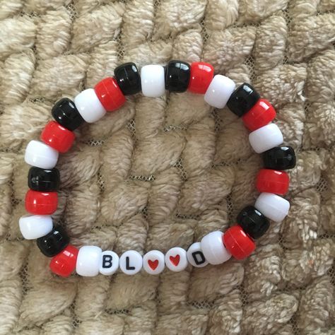 Pierce The Veil Kandi, Grunge Bracelet Ideas, Emo Kandi Bracelets, Bead Bracelet Words Ideas Bad, Mcr Kandi, How To Make Beaded Bracelets, Kandi Singles Ideas, Scene Bracelets, Pulseras Kandi