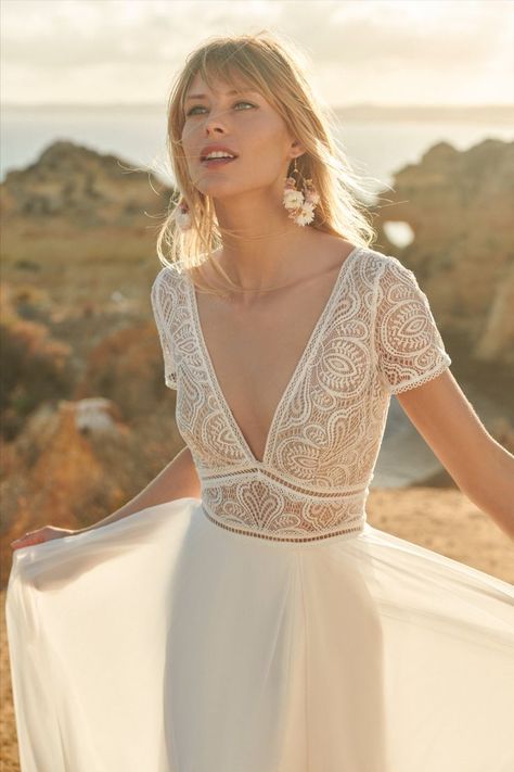 We love Benvenuto! Dress from Golden Days Collection - Rembo Styling 2023 Bohemian Beach Style, Bohemian Style Wedding Dresses, Rembo Styling, Court Train Wedding Dress, Train Wedding Dress, Beach Bohemian, Estilo Hippy, Hippy Chic, Boho Fashion Bohemian