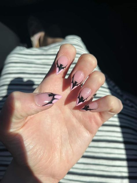 Classy Goth Nails, Spooky Stiletto Nails, Bat French Tip Nails, Nails With Bats, Batman Nail Art, Bat Nail Art, Cat Claw Nails, Halloween Bat Nails, Bat Nails Art