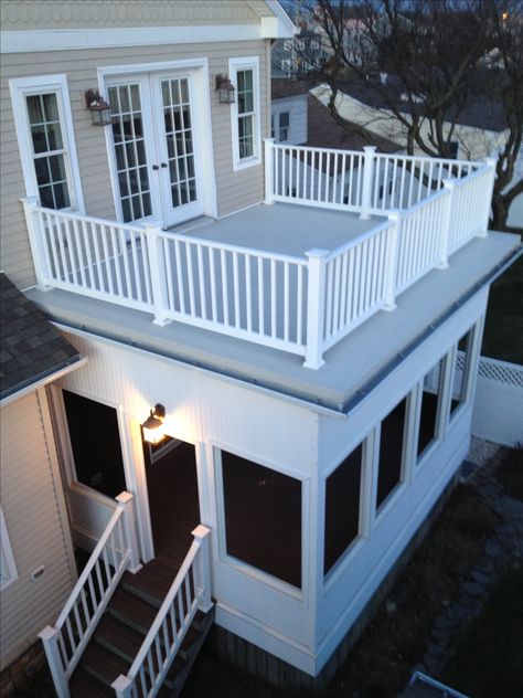 Flat roof with railings and a screened in porch. Veranda Design, Screened Porch Designs, Sunroom Addition, Sunroom Designs, Lan Can, Bedroom Balcony, Balcony Railing, Home Addition, Rooftop Deck