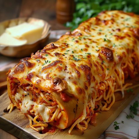 Spaghetti Bread, French Bread Recipe, Garlic Bread Recipe, Traditional Dishes, Rotator Cuff, Italian Dishes, Breakfast Lunch Dinner, Garlic Bread, Main Meals